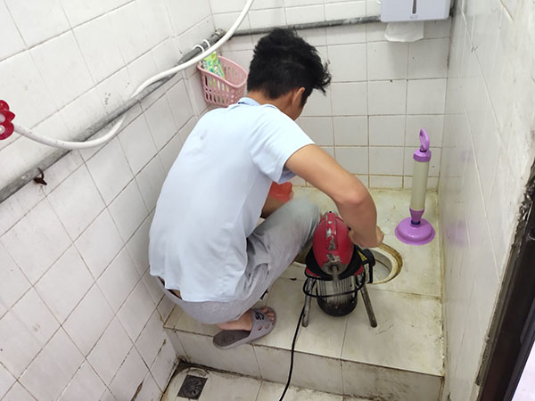 武鸣管道堵塞冒臭气 专业师傅现场解决问题